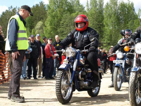 Segraren 2009 &aring;rs Valborunda Stig Olsson, Bergvik vid starten p&aring; sin Centrum 250 cc fr&aring;n 1954.