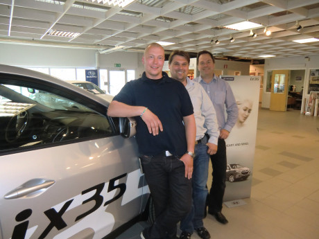 Morgan Lindberg, Niclas Falkenstr&ouml;m och Christer Dahlbom p&aring; Bilvaruhuset Dahlboms Bil