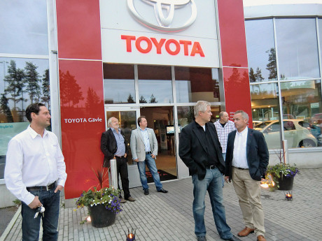 Ola Falk, Gavlefastigheter i samspr&aring;k med Peter Hessel, Toyota G&auml;vle. I bakgrunden fr&aring;n v&auml;nster Artur Polanski Toyota G&auml;vle, , Bo Eriksson och Peter Johansson Folksam och Daniel Persson Ockelbo Kommun