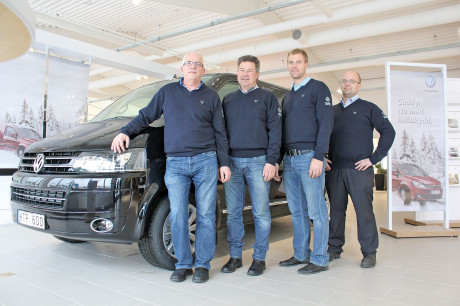 Leif Ekstr&ouml;m, f&ouml;rs&auml;ljningschef, Christer Karlsson, s&auml;ljare, Mikael Ekstr&ouml;m, s&auml;ljare och Gery Johansson, servicemarknadschef framf&ouml;r nyheten Volkswagens Multivan Business Edition.