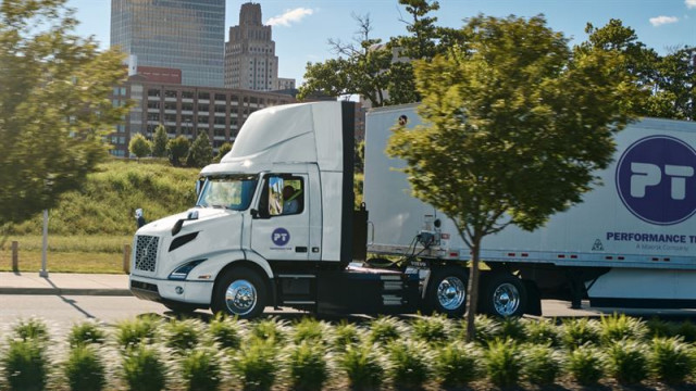 Volvo tar hittills största ordern av elektriska lastbilar i Nordamerika .