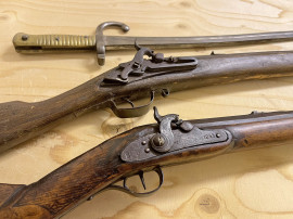Antika vapen finner köpare över hela världen genom Gästriklands Auktionskammare.
